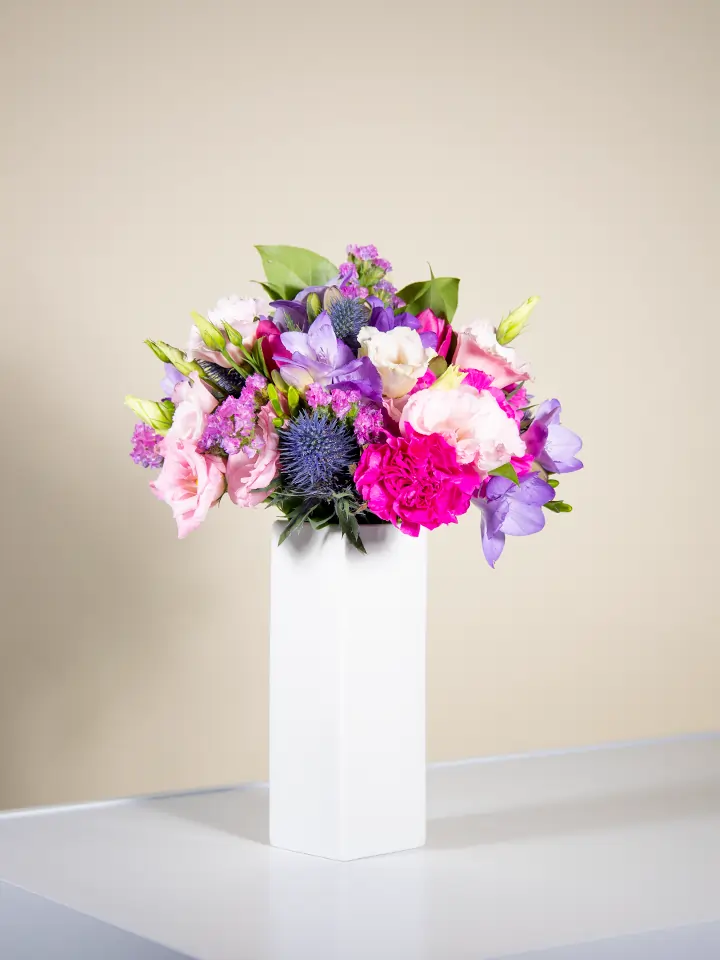 Bouquet viola lilla con lisianthus eryngium garofani